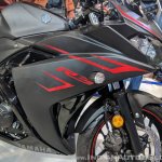 2018 Yamaha YZF-R3 Black right side fairing at 2018 Auto Expo